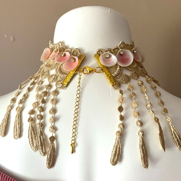 Handmade Women’s Tan Lace Boho Mermaid Seashell Choker - Picture 4 of 5
